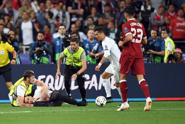 Fußball, CL Finale, Real Madrid - FC Liverpool 2018.05.26 Kijow Kiev Pilka nozna Liga Mistrzow Final Sezon 2017 2018 Real Madryt - Liverpool FC N z Kibic wtargnal na boisko Cristiano Ronaldo Foto Rafal Oleksiewicz PressFocus 2018.05.26 Kijow Kiev Football Champions League Final Season 2017 2018 Kibic wtargnal na boisko Cristiano Ronaldo Credit: Rafal Oleksiewicz PressFocus NEWSPIX.PL --- Newspix.pl  20180526PF_RO0148