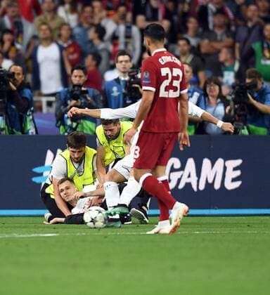 Fußball, CL Finale, Real Madrid - FC Liverpool 2018.05.26 Kijow Kiev Pilka nozna Liga Mistrzow Final Sezon 2017 2018 Real Madryt - Liverpool FC N z Kibic wtargnal na boisko Cristiano Ronaldo Foto Rafal Oleksiewicz PressFocus 2018.05.26 Kijow Kiev Football Champions League Final Season 2017 2018 Kibic wtargnal na boisko Cristiano Ronaldo Credit: Rafal Oleksiewicz PressFocus NEWSPIX.PL --- Newspix.pl  20180526PF_RO0149