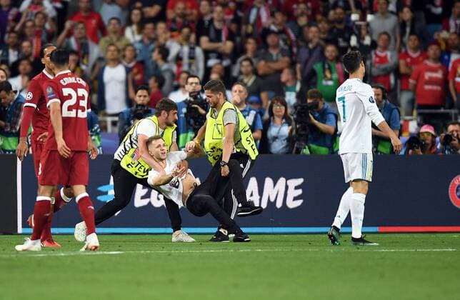 Fußball, CL Finale, Real Madrid - FC Liverpool 2018.05.26 Kijow Kiev Pilka nozna Liga Mistrzow Final Sezon 2017 2018 Real Madryt - Liverpool FC N z Kibic wtargnal na boisko Cristiano Ronaldo Foto Rafal Oleksiewicz PressFocus 2018.05.26 Kijow Kiev Football Champions League Final Season 2017 2018 Kibic wtargnal na boisko Cristiano Ronaldo Credit: Rafal Oleksiewicz PressFocus NEWSPIX.PL --- Newspix.pl  20180526PF_RO0150
