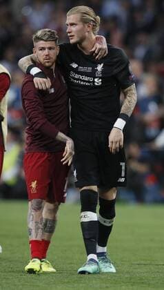 Fußball, CL Finale, Real Madrid - FC Liverpool Alberto Moreno of Liverpool consoles Loris Karius of Liverpool during the UEFA Champions League Final match at the NSK Olimpiyskiy Stadium, Kiev. Picture date 26th May 2018. Picture credit should read: David Klein Sportimage EDITORIAL USE ONLY. No use with unauthorised audio, video, data, fixture lists, club league logos or live services. Online in-match use limited to 120 images, no video emulation. No use in betting, games or single club league player publications.