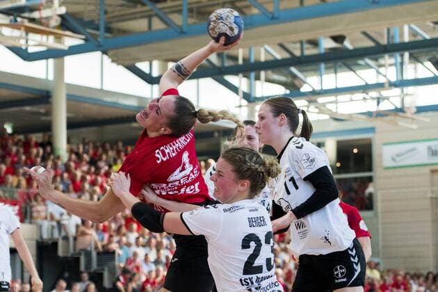 1 HANDBALL DAMEN BUNDESLIGA THÜRINGER HC BAYER LEVERKUSEN 26 05 2018 Bad Langensalza Beate Scheffknecht 4 Thuringia HC v Amelie Berger 23 TSV Bayer 04 Leverkusen and Annefleur Bruggeman 11 TSV Bayer 04 Leverkusen in the Women 1 Bundesliga Handball match of Thuringia HC vs TSV Bayer 04 Leverkusen on 26 May 2018 in Bad Langensalza
