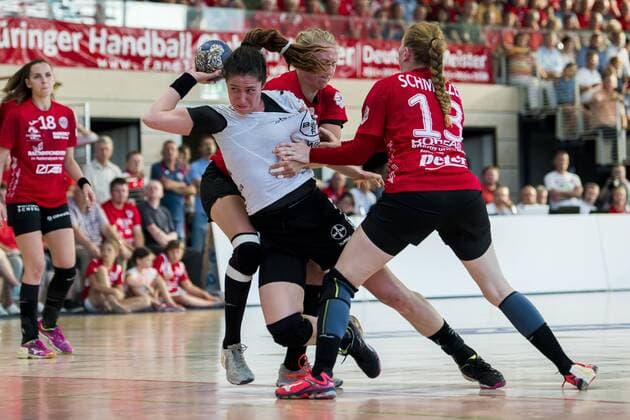 1 HANDBALL DAMEN BUNDESLIGA THÜRINGER HC BAYER LEVERKUSEN 26 05 2018 Bad Langensalza Jenny Karolius 14 TSV Bayer 04 Leverkusen against Saskia Lang 5 Thüringer HC and Meike Schmelzer 13 Thüringer HC in the Women 1 Bundesliga Handball match of the Thüringer HC against TSV Bayer 04 Leverkusen on 26 May 2018 in Bad Langensalza