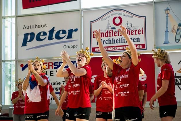 1 HANDBALL DAMEN BUNDESLIGA THÜRINGER HC BAYER LEVERKUSEN 26 05 2018 Bad Langensalza The ladies of the Thuringian HC celebrate their championship after the womens 1 Bundesliga handball match of the Thüringer HC against TSV Bayer 04 Leverkusen on 26 May 2018 in Bad Langensalza