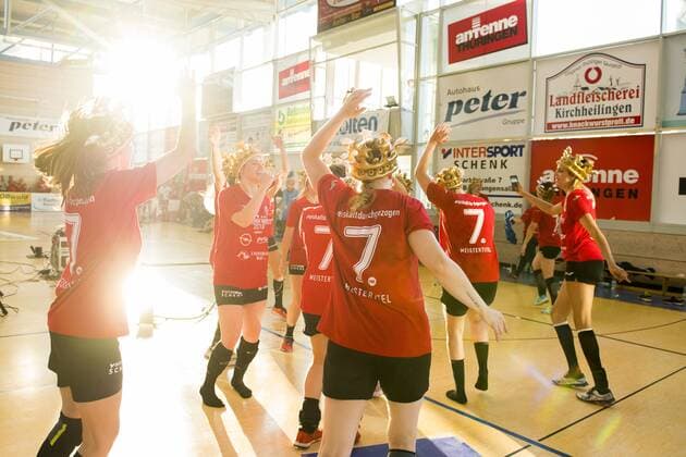1 HANDBALL DAMEN BUNDESLIGA THÜRINGER HC BAYER LEVERKUSEN 26 05 2018 Bad Langensalza The ladies of the Thuringian HC celebrate their championship after the womens 1 Bundesliga handball match of the Thüringer HC against TSV Bayer 04 Leverkusen on 26 May 2018 in Bad Langensalza
