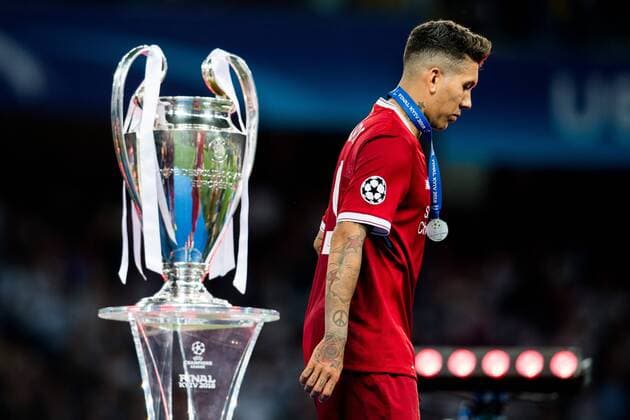180526 Roberto Firmino or Liverpool walks at the trophy after the UEFA Champions League final between Real Madrid and Liverpool on May 26, 2018 in Kyiv Photo Vegard Wivestad Grott BILDBYRAN Code VG 170178  Copyright: VEGARDxWIVESTADxGRoTT BB180526ZJ030