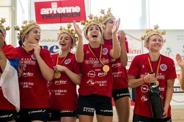 1 HANDBALL DAMEN BUNDESLIGA THÜRINGER HC BAYER LEVERKUSEN 26 05 2018 Bad Langensalza The ladies of the Thuringian HC celebrate their championship after the womens 1 Bundesliga handball match of the Thüringer HC against TSV Bayer 04 Leverkusen on 26 May 2018 in Bad Langensalza
