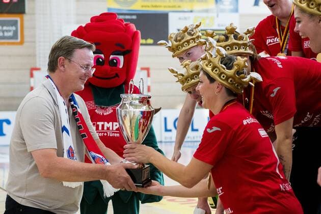 1 HANDBALL DAMEN BUNDESLIGA THÜRINGER HC BAYER LEVERKUSEN 26 05 2018 Bad Langensalza The Thuringian Prime Minister Bodo Ramelow DIE LINKE presents the trophy for the won championship to the Thuringian HC ladies after the victory in the womens 1 Bundesliga handball match of the Thüringer HC against TSV Bayer 04 Leverkusen on 26 May 2018 in Bad Langensalza