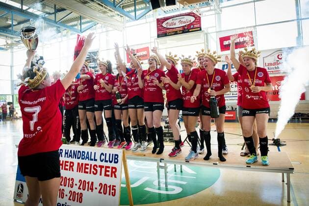 1 HANDBALL DAMEN BUNDESLIGA THÜRINGER HC BAYER LEVERKUSEN 26 05 2018 Bad Langensalza The ladies of the Thuringian HC celebrate their championship after the womens 1 Bundesliga handball match of the Thüringer HC against TSV Bayer 04 Leverkusen on 26 May 2018 in Bad Langensalza
