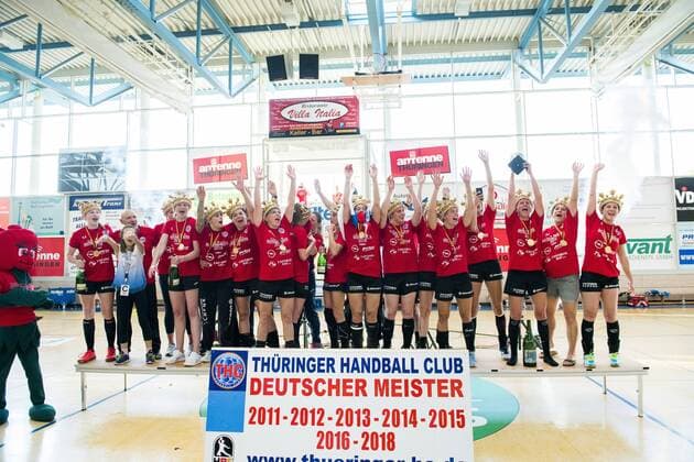 1 HANDBALL DAMEN BUNDESLIGA THÜRINGER HC BAYER LEVERKUSEN 26 05 2018 Bad Langensalza The ladies of the Thuringian HC celebrate their championship after the womens 1 Bundesliga handball match of the Thüringer HC against TSV Bayer 04 Leverkusen on 26 May 2018 in Bad Langensalza