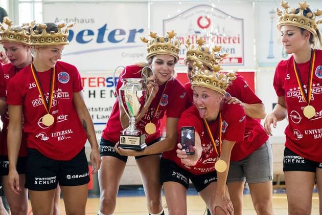 1 HANDBALL DAMEN BUNDESLIGA THÜRINGER HC BAYER LEVERKUSEN 26 05 2018 Bad Langensalza The ladies of the Thuringian HC celebrate their championship after the womens 1 Bundesliga handball match of the Thüringer HC against TSV Bayer 04 Leverkusen on 26 May 2018 in Bad Langensalza