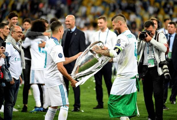 Real Madrid s players Lucas Vazquez (L) and Sergio Ramos (R) celebrate with the trophy after their team won the UEFA Champions League final game between Real Madrid and Liverpool FC at the NSC Olimpiyskiy stadium in Kiev, Ukraine, 26 May 2018. UCL Final 2018 - Real Madrid vs Liverpool FC !ACHTUNG: NUR REDAKTIONELLE NUTZUNG!  Copyright: xMykolaxTysx RML01 20180526-636629756922064138