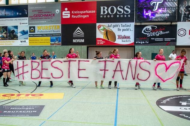 The team of Metzingen thanks the fans Handball BL Women TusSies Metzingen Buxtehuder SV 26 05 18 Metzingen Copyright: xEibner-Pressefoto SCHMIDTx EP_MST
