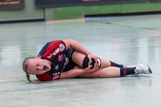 Aylin Bok SG H2Ku Herrenberg Kuties 08 injured on the ground SG H2Ku Herrenberg Kuties vs SG 09 Kirchhof Handball 2 Bundesliga Women HBF season 17 18 26 05 2018 SG H2Ku Herrenberg Kuties vs SG 09 Kirchhof Handball 2 Bundesliga Women HBF season 17 18 26 05 2018 Herrenberg Copyright: xEIBNER WolfgangxFrankx EP_WFK