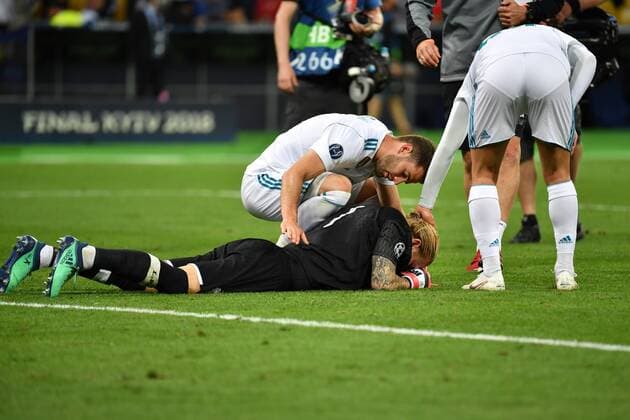 Loris KARIUS Goalkeeper Liverpool disappointment Frustration disappointed frustrated dejected after game is played by Madrid players Trost Football Champions League Final 2018 Real Madrid Liverpool 3 1 Season2017 18 at 26 05 2018 Stadion NSK Olimpiyskyi