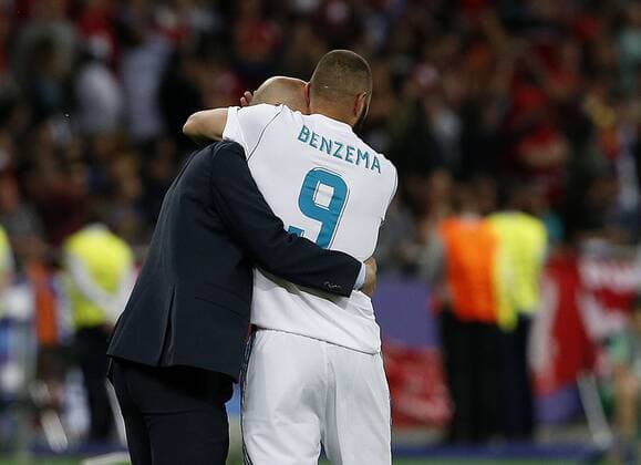 Final de la Liga de Campeones entre el Real Madrid y el Liverpool. En la imagen, Benzema celebra su gol con Zidane. Champions League final between Real Madrid and Liverpool. In this picture, Benzema celebrates his goal with Zidane. 
