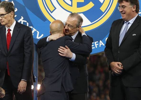 Final de la Liga de Campeones entre el Real Madrid y el Liverpool. En la imagen, Florentino Pérez y Zidane celebran la victoria.Champions League final between Real Madrid and Liverpool. In this picture, Florentino Pérez and Zidane celebrate the victory. 