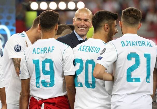 (180527) -- KIEV, May 27, 2018 -- Real Madrid s coach Zidane (C) talks with his players after the UEFA Champions League final match between Liverpool and Real Madrid in Kiev, Ukraine on May 26, 2018. Real Madrid claimed the title with 3-1. ) (SP)UKRAINE-KIEV-CHAMPIONS LEAGUE-LIVERPOOL-REAL MADRID Sergey 