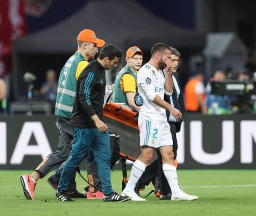 May 26, 2018 - Kiev, Ukraine - Real Madrid s Dani Carvajal, in the center, leaves the field with medics during the final match of the Champions League between Real Madrid and Liverpool at the Olympic Stadium in Kiev. Ukraine, Saturday, May 26, 2018 Real Madrid v Liverpool - UEFA Champions League Final  - ZUMAn230 20180526_zaa_n230_1380 Copyright: xRaddadxJebarahx