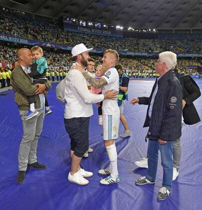 26 05 2018 Football UEFA Champions League Final 2018 Real Madrid FC Liverpool at the Olympic Stadium in Kiev Ukraine Champions League winner Toni Kroos 2 r Re Real Madrid gathered their family and friends after the match for the group photo 3 rd Max Geis Spokesman Toni Kroos Foundation