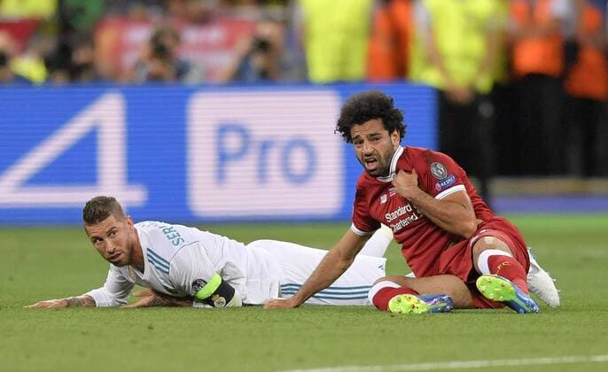 26 05 2018 Football UEFA Champions League Final 2018 Real Madrid FC Liverpool at the Olympic Stadium in Kiev Ukraine v l Sergio Ramos Real Madrid are tying off Mohamed Salah FC Liverpool, who falls on his left shoulder and is injured