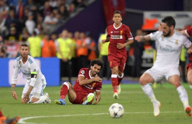 26 05 2018 Football UEFA Champions League Final 2018 Real Madrid FC Liverpool at the Olympic Stadium in Kiev Ukraine v l Sergio Ramos Real Madrid are tying off Mohamed Salah FC Liverpool, who falls on his left shoulder and is injured