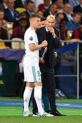 Zinedine ZIDANE Coach Real Madrid with Toni KROOS Real Madrid on the sidelines Soccer Champions League Final 2018 Real Madrid Liverpool 3 1 Season2017 18 at 26 05 2018 Stadium NSK Olimpiyskyi