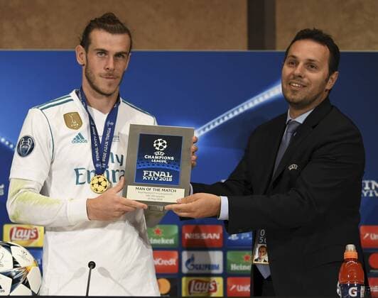 Real Madrid s player Gareth Bale (L) receives the prize for the best player of the final during a press conference PK Pressekonferenz following Real Madrid won the UEFA Champions League final against Liverpool FC at the NSC Olimpiyskiy stadium in Kiev, Ukraine, 26 May 2018. Real Madrid celebrations !ACHTUNG: NUR REDAKTIONELLE NUTZUNG!  Copyright: xMykolaxTysx GRAF6877 20180527-636630217147476582