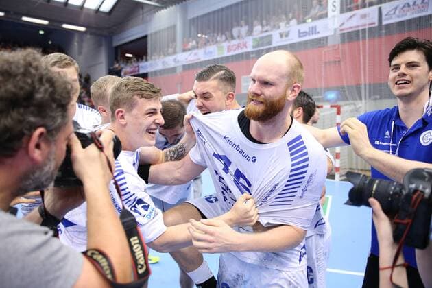 27 05 2018 xfgx Handball HBL TV Hüttenberg VfL Gummersbach emspor v l Cheers for No. 45 Alexander Becker VFL Gummersbach and Simon Ernst VFL Gummersbach