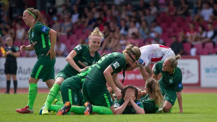 The players of the SV Werder Bremen with goal cheers Jubel Freude über den 0 2 Football Allianz Women Bundesliga 1 FC Köln SV Werder Bremen xobx