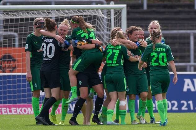 The players of the SV Werder Bremen celebrating the relegation victory joy joy party cheering about the game won football Allianz Women Bundesliga 1 FC Cologne SV Werder Bremen xobx