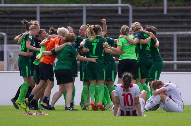 The players of the SV Werder Bremen celebrating the relegation victory joy joy party cheering about the game won football Allianz Women Bundesliga 1 FC Cologne SV Werder Bremen xobx