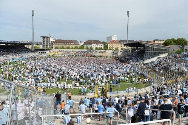 Platzsturm after the final whistle final cheering the fans storm the place joy friendly happy bright optimistic cheering about the ascent football relegation to the third league TSV 1860 Munich 1 FC Saarbrücken xslx