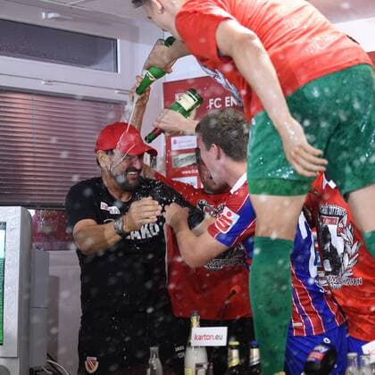 Themen der Woche - SPORT KW21 Bilder des Tages - SPORT Fussball, Herren, Saison 2017 18, Aufstiegsrunde zur 3. Liga, Rückspiel, FC Energie Cottbus - SC Weiche Flensburg 08, Jubel nach dem Abpfiff, Cheftrainer Claus-Dieter Wollitz (FC Energie Cottbus) bekommt auf der Pressekonferenz eine Champagnerdusche, 27.05.18, *** Football Mens Season 2017 18 Promotion round to 3 league return leg FC Energie Cottbus SC Weiche Flensburg 08 Cheers after the final whistle Head coach Claus Dieter Wollitz FC Energie Cottbus receives a champagne shower 27 05 18 at the press conference Copyright: xMichaelxHundtx xMatthiasxKochx