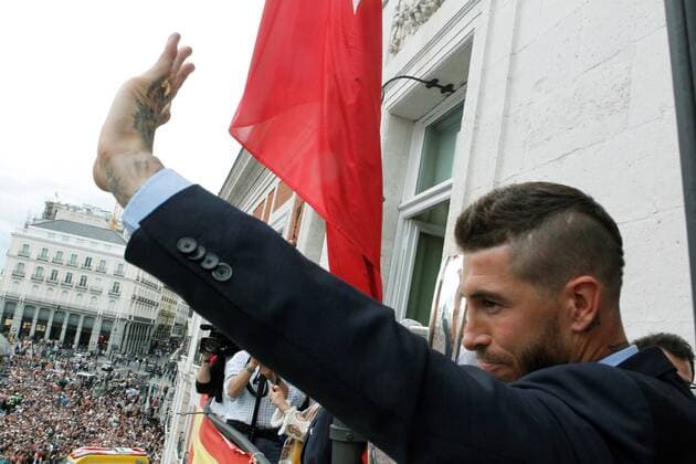 Real Madrid s captain Sergio Ramos shows the UEFA Champions League trophy during a reception at the Madrid regional government s headquarter in Madrid, Spain, 27 May 2018. Real Madrid defeated 3-1 Liverpool in the UEFA Champions League final at the NSC Olimpiyskiy stadium in Kiev on 26 May 2018. Real Madrid celebrates the 13th UEFA Champions League in Madrid !ACHTUNG: NUR REDAKTIONELLE NUTZUNG!  Copyright: xVictorxLerenax GRAF7220 20180527-636630497751637932