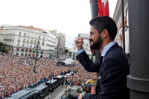 Real Madrid s midfielder Isco celebrate the 13th UEFA Champions League during a reception at the Madrid regional government s headquarter in Madrid, Spain, 27 May 2018. Real Madrid defeated 3-1 Liverpool in the UEFA Champions League final at the NSC Olimpiyskiy stadium in Kiev on 26 May 2018. Real Madrid celebrates the 13th UEFA Champions League in Madrid !ACHTUNG: NUR REDAKTIONELLE NUTZUNG!  Copyright: xVictorxLerenax GRAF7239 20180527-636630514244055435