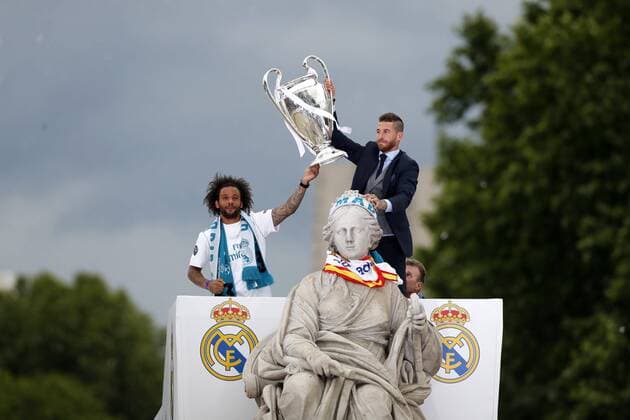 Real Madrid s captains Sergio Ramos (R) and Marcelo (L) show the UEFA Champions League trophy aboard an open bus during the celebration after winning the 13th UEFA Champions League in Madrid, Spain, 27 May 2018. Real Madrid defeated 3-1 Liverpool in the UEFA Champions League final at the NSC Olimpiyskiy stadium in Kiev on 26 May 2018. Real Madrid celebrates the 13th UEFA Champions League in Madrid !ACHTUNG: NUR REDAKTIONELLE NUTZUNG!  Copyright: xJavierxLizonx GRAF7373 20180527-636630530439767751
