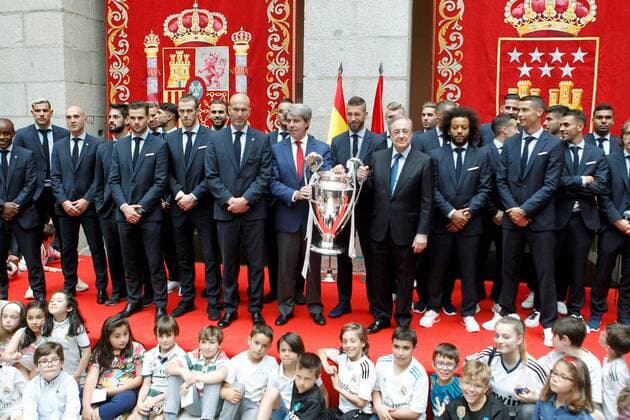 Real Madrid s President Florentino Perez (C-R) and Madrid Regional president Angel Garrido (C-L) pose accompanied by members of Real Madrid team during a reception at the Madrid regional government s headquarter in Madrid, Spain, 27 May 2018. Real Madrid defeated 3-1 Liverpool in the UEFA Champions League final at the NSC Olimpiyskiy stadium in Kiev on 26 May 2018. Real Madrid celebration in Madrid !ACHTUNG: NUR REDAKTIONELLE NUTZUNG!  Copyright: xVictorxLerenax GRAF7188 20180527-636630532355248719