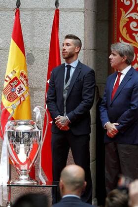 Real Madrid s player Sergio Ramos (L) and Madrid Regional president Angel Garrido during a reception at the Madrid regional government s headquarter in Madrid, Spain, 27 May 2018. Real Madrid defeated 3-1 Liverpool in the UEFA Champions League final at the NSC Olimpiyskiy stadium in Kiev on 26 May 2018. Real Madrid celebration in Madrid !ACHTUNG: NUR REDAKTIONELLE NUTZUNG!  Copyright: xVictorxLerenax GRAF7188 20180527-636630532983065264