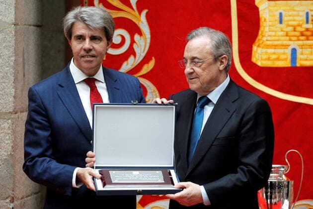 Real Madrid s President Florentino Perez (R) and Madrid Regional president Angel Garrido during a reception at the Madrid regional government s headquarter in Madrid, Spain, 27 May 2018. Real Madrid defeated 3-1 Liverpool in the UEFA Champions League final at the NSC Olimpiyskiy stadium in Kiev on 26 May 2018. Real Madrid celebration in Madrid !ACHTUNG: NUR REDAKTIONELLE NUTZUNG!  Copyright: xVictorxLerenax GRAF7188 20180527-636630533079472153