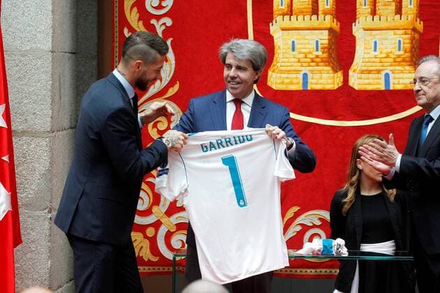 Real Madrid s player Sergio Ramos (L) delivers a jersey Madrid Regional president Angel Garrido (C) during a reception at the Madrid regional government s headquarter in Madrid, Spain, 27 May 2018. Real Madrid defeated 3-1 Liverpool in the UEFA Champions League final at the NSC Olimpiyskiy stadium in Kiev on 26 May 2018. Real Madrid celebration in Madrid !ACHTUNG: NUR REDAKTIONELLE NUTZUNG!  Copyright: xVictorxLerenax GRAF7188 20180527-636630533706819861