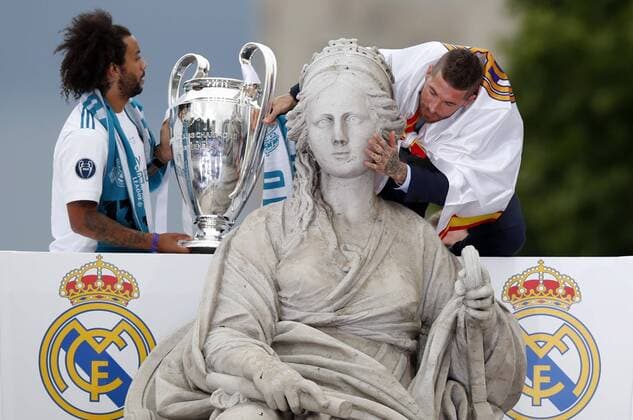Real Madrid s players Marcelo (L) and Sergio Ramos during the celebration after winning the 13th UEFA Champions League at Cibeles square in Madrid, Spain, 27 May 2018. Real Madrid defeated 3-1 Liverpool in the UEFA Champions League final at the NSC Olimpiyskiy stadium in Kiev on 26 May 2018. Real Madrid celebration in Madrid !ACHTUNG: NUR REDAKTIONELLE NUTZUNG!  Copyright: x JavierxLizónx GRAF7188 20180527-636630543741829661