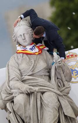Real Madrid s player Sergio Ramos during the celebration after winning the 13th UEFA Champions League at Cibeles square in Madrid, Spain, 27 May 2018. Real Madrid defeated 3-1 Liverpool in the UEFA Champions League final at the NSC Olimpiyskiy stadium in Kiev on 26 May 2018. Real Madrid celebration in Madrid !ACHTUNG: NUR REDAKTIONELLE NUTZUNG!  Copyright: x JavierxLizónx GRAF7188 20180527-636630543782923385