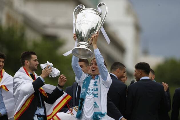 Real Madrid s player Luka Modric (C) during the celebration after winning the 13th UEFA Champions League at Cibeles square in Madrid, Spain, 27 May 2018. Real Madrid defeated 3-1 Liverpool in the UEFA Champions League final at the NSC Olimpiyskiy stadium in Kiev on 26 May 2018. Real Madrid celebration in Madrid !ACHTUNG: NUR REDAKTIONELLE NUTZUNG!  Copyright: x JavierxLizónx GRAF7188 20180527-636630543787923440