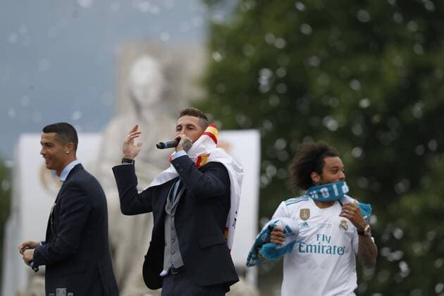 Real Madrid s players Cristiano Ronaldo (L), Sergio Ramos (C) and Marcelo during the celebration after winning the 13th UEFA Champions League at Cibeles square in Madrid, Spain, 27 May 2018. Real Madrid defeated 3-1 Liverpool in the UEFA Champions League final at the NSC Olimpiyskiy stadium in Kiev on 26 May 2018. Real Madrid celebration in Madrid !ACHTUNG: NUR REDAKTIONELLE NUTZUNG!  Copyright: x JavierxLizónx GRAF7188 20180527-636630543796517180
