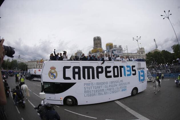 Real Madrid s players with the UEFA Champions League trophy during the celebration after winning the 13th UEFA Champions League at Cibeles square in Madrid, Spain, 27 May 2018. Real Madrid defeated 3-1 Liverpool in the UEFA Champions League final at the NSC Olimpiyskiy stadium in Kiev on 26 May 2018. Real Madrid celebration in Madrid !ACHTUNG: NUR REDAKTIONELLE NUTZUNG!  Copyright: x JavierxLizónx GRAF7188 20180527-636630543804954628