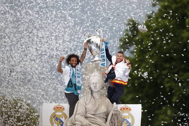 Bilder des Tages - SPORT Real Madrid s Marcelo (L) and Sergio Ramos show the UEFA Champions League trophy aboard an open bus during the celebration after winning the 13th UEFA Champions League at Cibeles square in Madrid, Spain, 27 May 2018. Real Madrid defeated 3-1 Liverpool in the UEFA Champions League final at the NSC Olimpiyskiy stadium in Kiev on 26 May 2018. Real Madrid celebration in Madrid !ACHTUNG: NUR REDAKTIONELLE NUTZUNG!  Copyright: xJavierxLizónx GRAF7188 20180527-636630543813392140