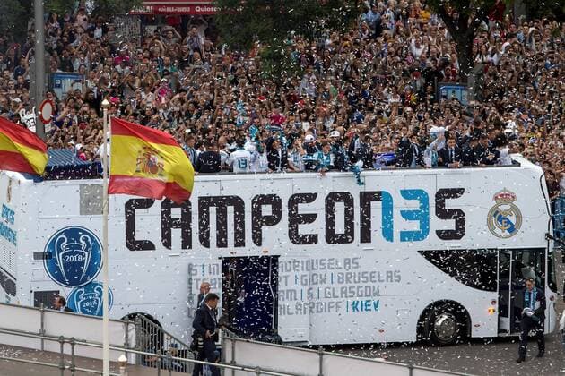 Real Madrid s players with the UEFA Champions League trophy celebrate an open bus during the celebration after winning the 13th UEFA Champions League at Cibeles square in Madrid, Spain, 27 May 2018. Real Madrid defeated 3-1 Liverpool in the UEFA Champions League final at the NSC Olimpiyskiy stadium in Kiev on 26 May 2018. Real Madrid celebration in Madrid !ACHTUNG: NUR REDAKTIONELLE NUTZUNG!  Copyright: xRodrigoxJimenezx GRAF7188 20180527-636630544476360893