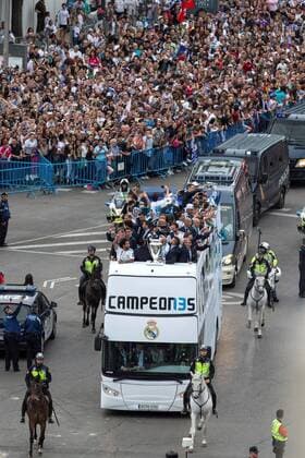 Real Madrid s players with the UEFA Champions League trophy aboard an open bus during the celebration after winning the 13th UEFA Champions League at Cibeles square in Madrid, Spain, 27 May 2018. Real Madrid defeated 3-1 Liverpool in the UEFA Champions League final at the NSC Olimpiyskiy stadium in Kiev on 26 May 2018. Real Madrid celebration in Madrid !ACHTUNG: NUR REDAKTIONELLE NUTZUNG!  Copyright: xRodrigoxJimenezx GRAF7188 20180527-636630544509017136