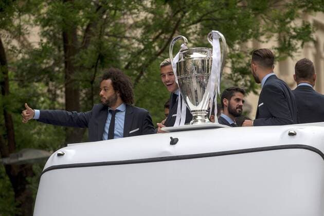 Real Madrid s Marcelo (L) and teammates show the UEFA Champions League trophy aboard an open bus during the celebration after winning the 13th UEFA Champions League at Cibeles square in Madrid, Spain, 27 May 2018. Real Madrid defeated 3-1 Liverpool in the UEFA Champions League final at the NSC Olimpiyskiy stadium in Kiev on 26 May 2018. Real Madrid celebration in Madrid !ACHTUNG: NUR REDAKTIONELLE NUTZUNG!  Copyright: xRodrigoxJimenezx GRAF7188 20180527-636630545149485886