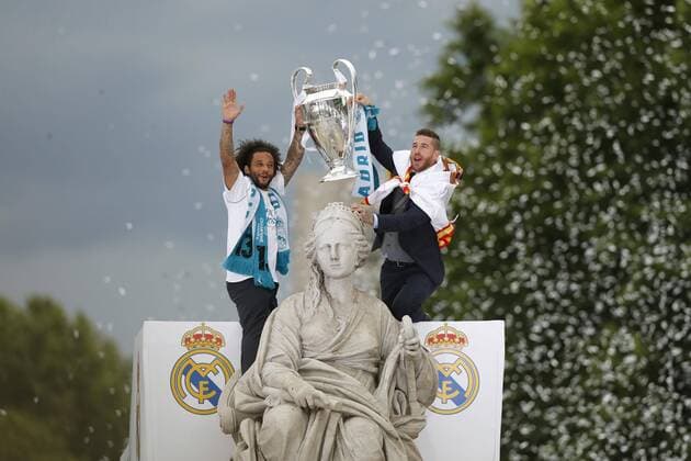 Real Madrid s players Marcelo (L) and Sergio Ramos during the celebration after winning the 13th UEFA Champions League at Cibeles square in Madrid, Spain, 27 May 2018. Real Madrid defeated 3-1 Liverpool in the UEFA Champions League final at the NSC Olimpiyskiy stadium in Kiev on 26 May 2018. Real Madrid celebration in Madrid !ACHTUNG: NUR REDAKTIONELLE NUTZUNG!  Copyright: x JavierxLizónx GRAF7188 20180527-636630556367074648